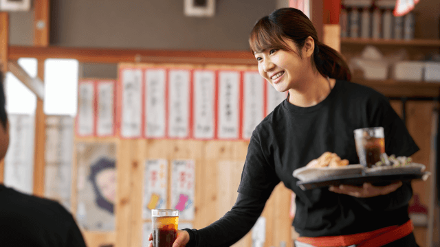 笑顔で接客をする女性店員