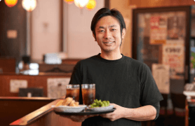 笑顔で接客する個人店のオーナー